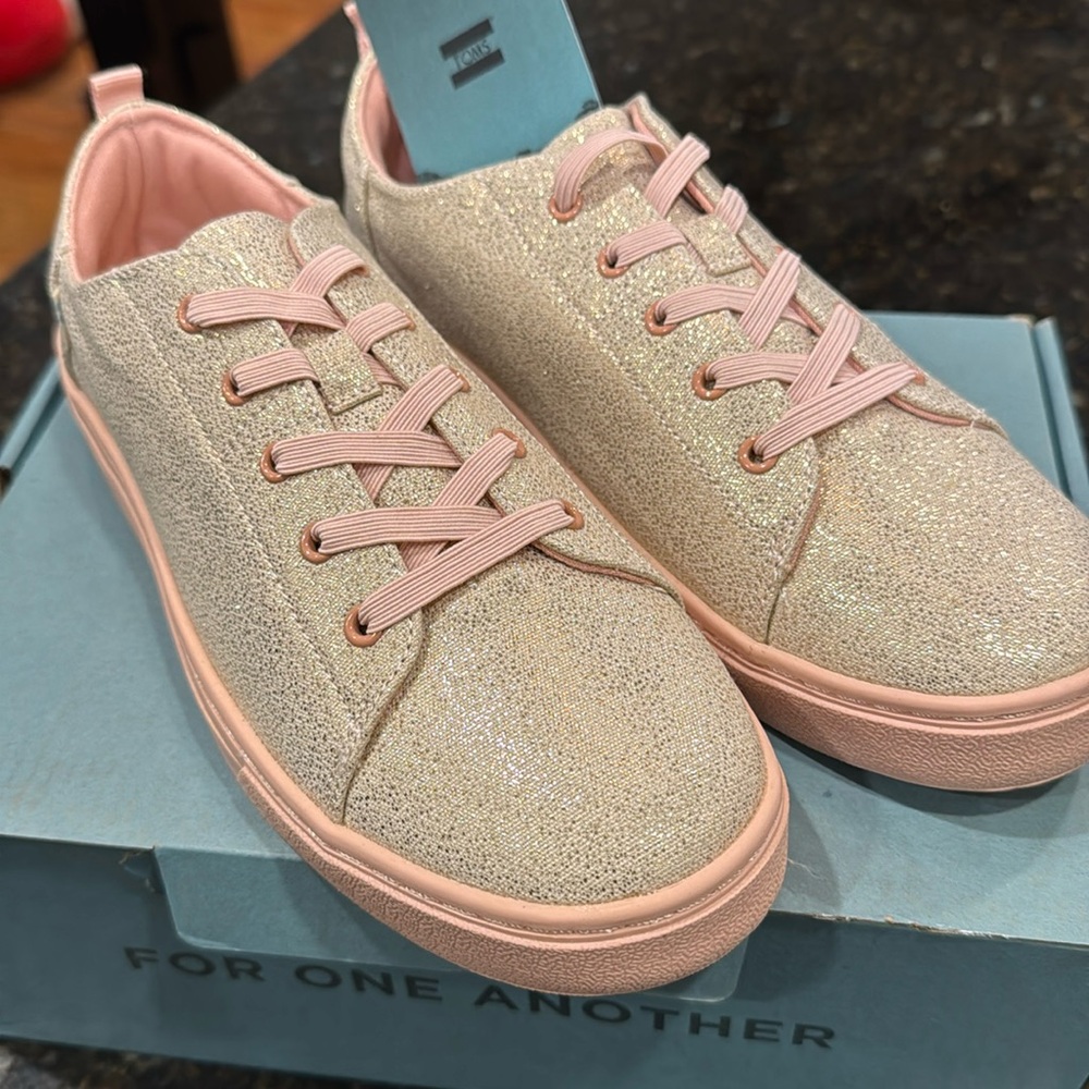 BNIB TOMS Lenny Elastic Rose Gold Iridescent Sneakers Girl 4.5 or Women 6